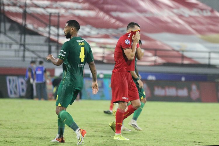 Ekspresi bomber Persija Jakarta, Marko Simic, saat dia tampil pada pertandingan Liga 1 melawan Persebaya Surabaya di Stadion Kapten I Wayan Dipta, Gianyar, Bali, Senin (14/2/2022).