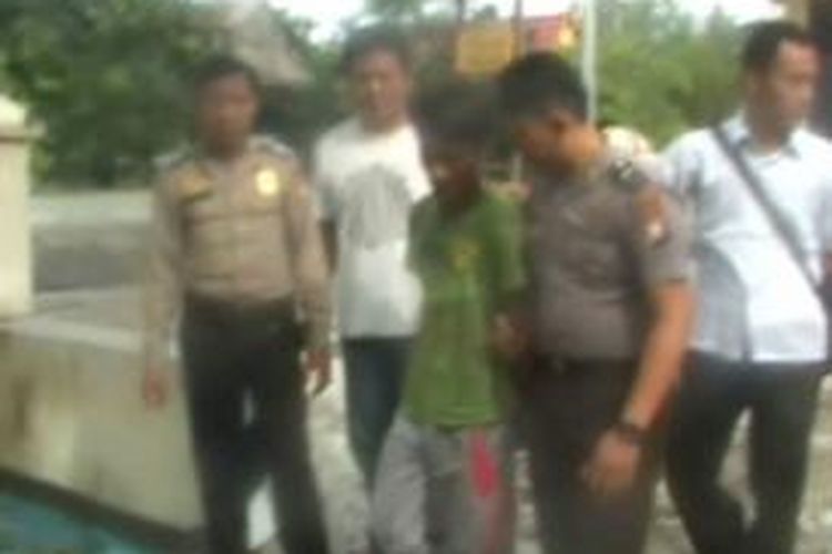 Pria asal Pamboang majene sulawesi barat digelandang petugas ke kantor polsek setempat lantaran dilaporkan telah menyodomi tiga bocah yang masih di bawah umur. 