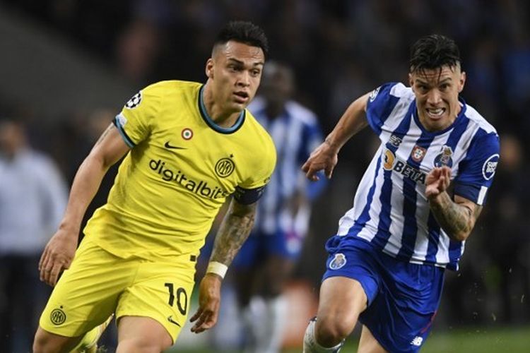 Penyerang Inter Milan asal Argentina, Lautaro Martinez (kiri), berebut bola dengan gelandang FC Porto asal Kolombia, Mateus Uribe, dalam pertandingan leg kedua babak 16 besar Liga Champions 2022-2023. Laga Porto vs Inter tersebut digelar di Stadion Do Dragao, Porto, pada Selasa (14/3/2023) malam waktu setempat. (Foto oleh MIGUEL RIOPA / AFP)