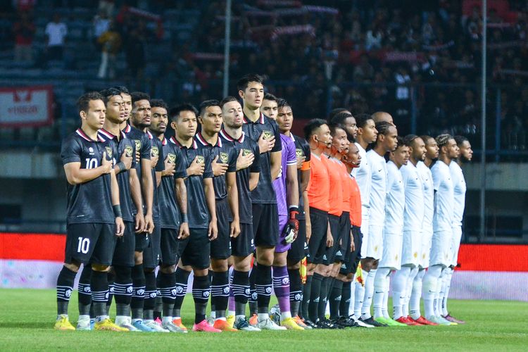 Timnas Indonesia (hitam) tengah menyanyikan lagu kebangsaan Indonesia Raya jelang duel Indonesia vs Curacao, dalam pertandingan FIFA Match Day, Sabtu (24/9/2022) di Stadion Gelora Bandung Lautan Api (GBLA).