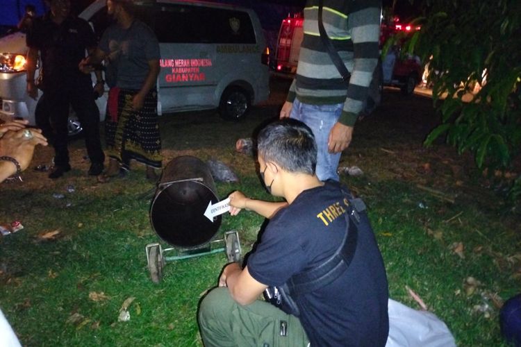 Petugas kepolisian saat melakukan pengamatan di lokasi ledakan tabung kompor pembakaran jenasah saat upacara ngaben massal di kuburan Desa Belega, Kecamatan Blahbatuh, Gianyar, Bali, pada Jumat (19/8/2022). /Humas Polda Bali