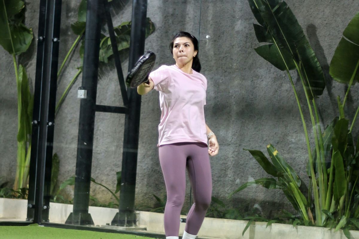 Sasti Emanuela (39) bekerja sebagai business development di salah satu perusahaan dan rutin menyisihkan waktunya untuk bermain padel.