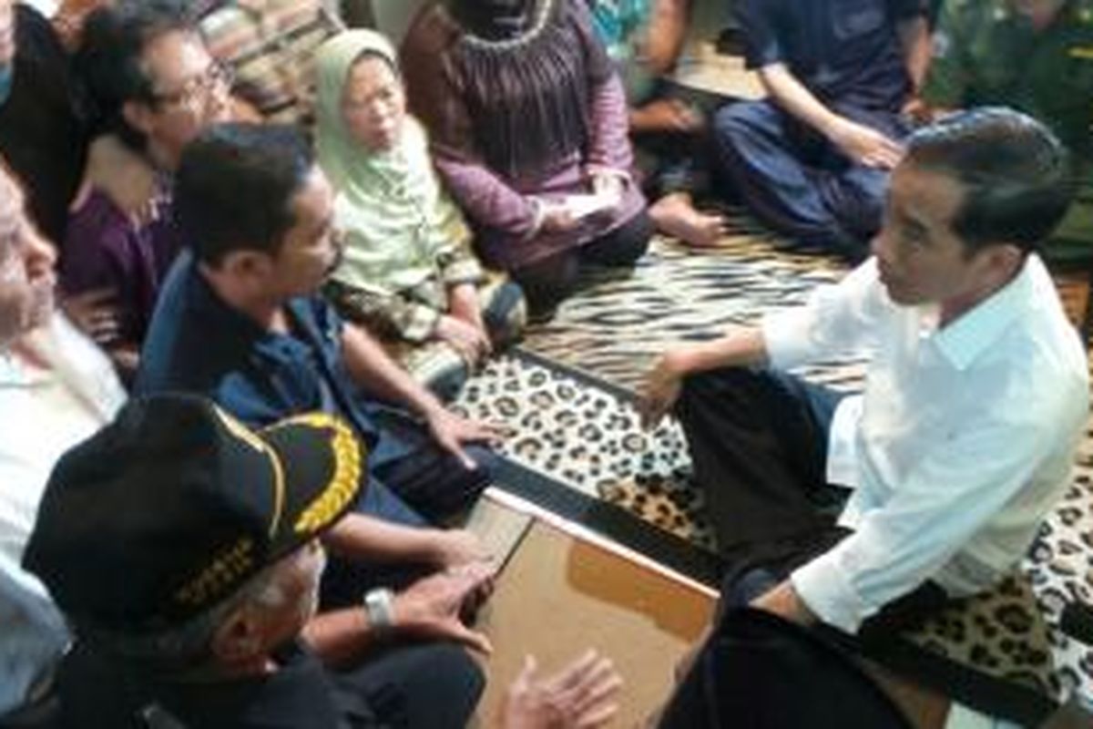 Gubernur DKI Joko Widodo menyampaikan rasa duka cita kepada keluarga Muhammad Fahmi Imanudin (20). Fahmi tewas, Sabtu malam lalu lantaran terseterum kabel listrik yang terkelupas tak jauh dari rumahnya.