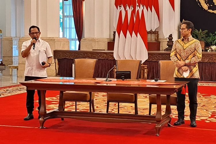 Menteri Dalam Negeri Tito Karnavian dan Menteri Kesehatan Budi Guadi Sadikin memberikan keterangan pers mengenai pencabutan PPKM di Istana Negara, Jakarta, Jumat (30/12/2022).