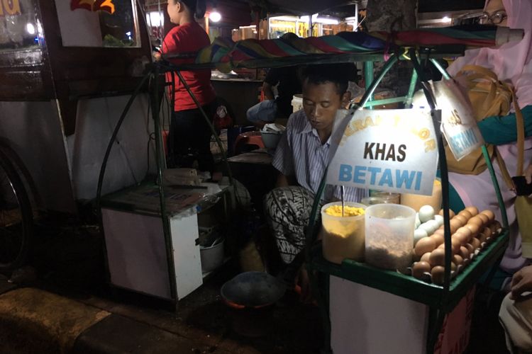 Kuliner kerak telor yang ada di kawasan kota tua Jakarta saat malam tahun baru, Minggu (31/12/2017).