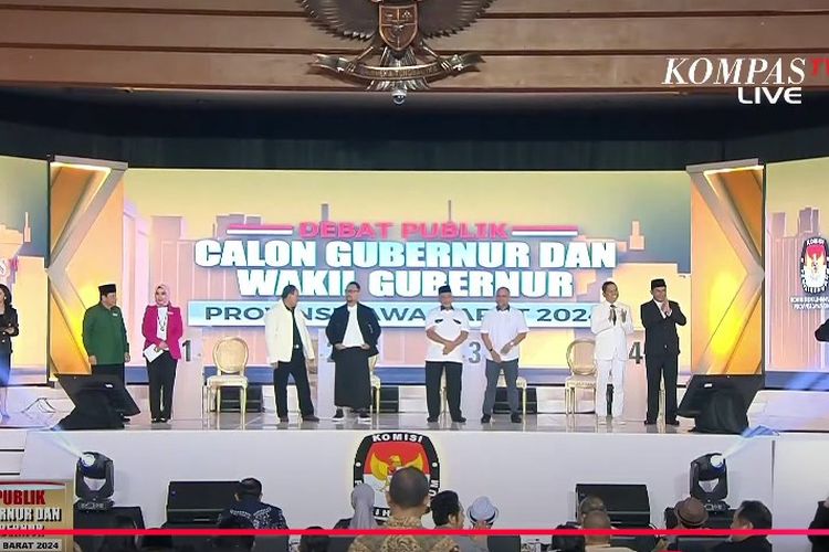 4 pasangan calon gubernur dan wakil gubernur Jawa Barat saat debat Pilgub Jabar 2024 di Bandung, Senin (11/11/2024). 