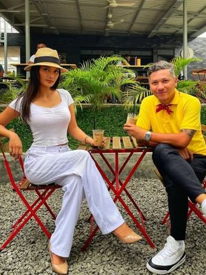 Erika Carlina kerap menampilkan beragam style menarik, mulai dari sporty sampai feminin. Contek gayanya untuk meningkatkan penampilanmu.