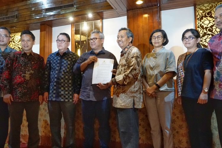 Ketua Komisi Pemilihan Umum (KPU) Arief Budiman bersama tujuh panelis debat kedua pilpres saat penandatanganan pakta integritas dalam menjaga kerahasiaan pertanyaan debat, di Hotel Sari Pasific, Jakarta Pusat, Sabtu (9/2/2019).