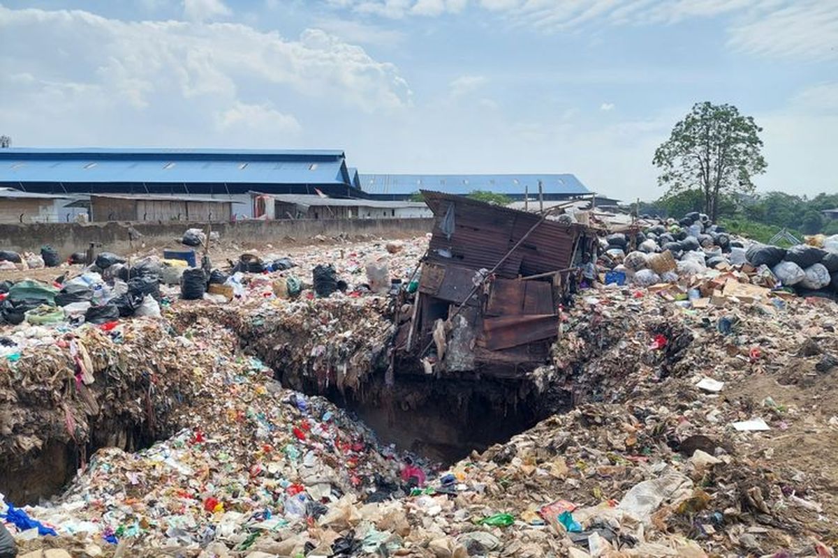 Tumpukan sampah yang berada di salah satu TPS liar.