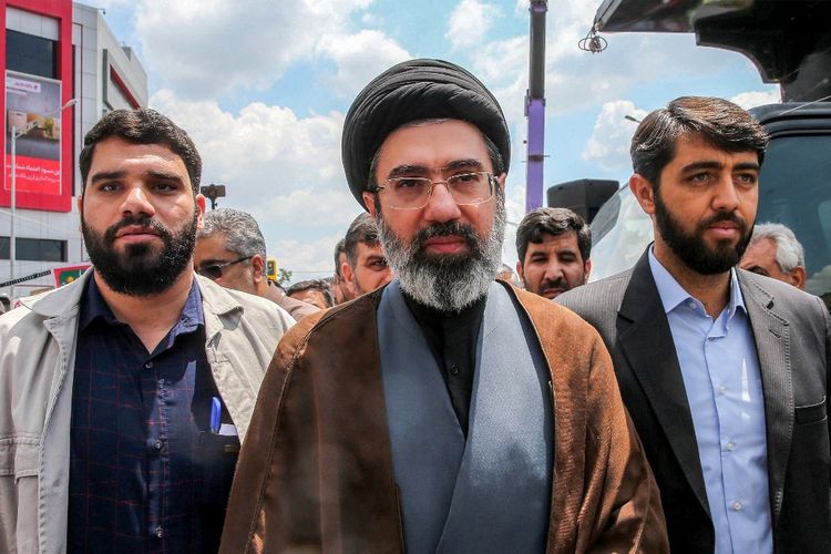 Mojtaba Khamenei (tengah), putra dari mantan Pemimpin Tertinggi Iran Ayatollah Ali Khamenei, saat berjalan di Teheran pada 31 Mei 2019.