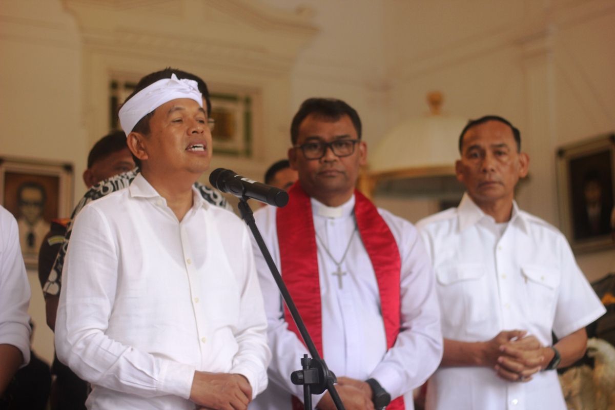 Gubernur Jawa Barat, Dedi Mulyadi berbicara dihadapan wartawan di Pendopo Bupati Cianjur, Selasa (12/8/2025) usai memediasi perkara perdata antara gereja dengan pihak perbankan akibat kredit macet.
