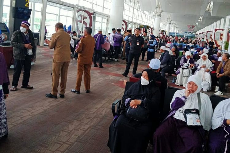 Suasana ruang tunggu di Kualanamu, Deli Serdang, Sumut, Selasa (17/6/2025) yang dipenuhi ratusan jemaah haji penumpang pesawat Saudia Airlines SV-5726. Adapun pesawat Saudia Airlines melakukan divert atau pengalihan penerbangan ke Bandara Kualanamu, Selasa siang, karena ancaman bom,