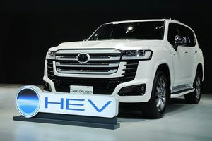Debut Land Cruiser 300 Hybrid EV: SUV Bertenaga V6 Twin-Turbo