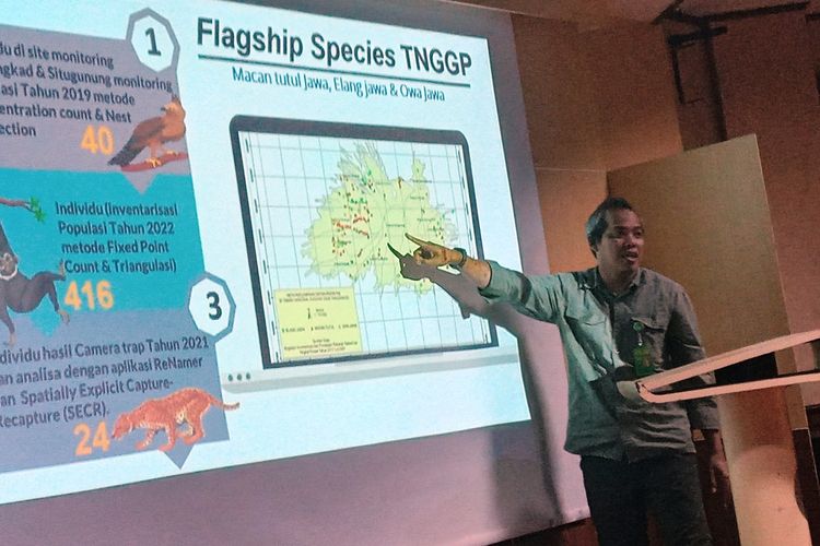 Kepala Balai Besar TNGGP Sapto Aji Prabowo memberikan penjelasan terkait pemetaan populasi macan tutul di dalam kawasan konservasi, Kamis (30/5/2024).