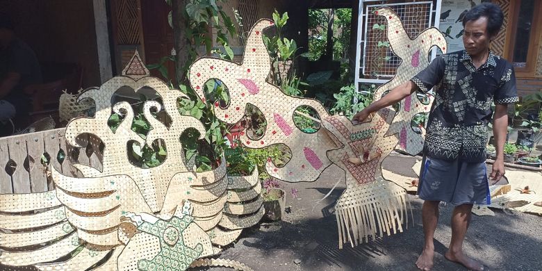 Warga Papring menunjukkan kostum yang ia buat dari anyaman bambu untuk karnaval kemerdekaan.