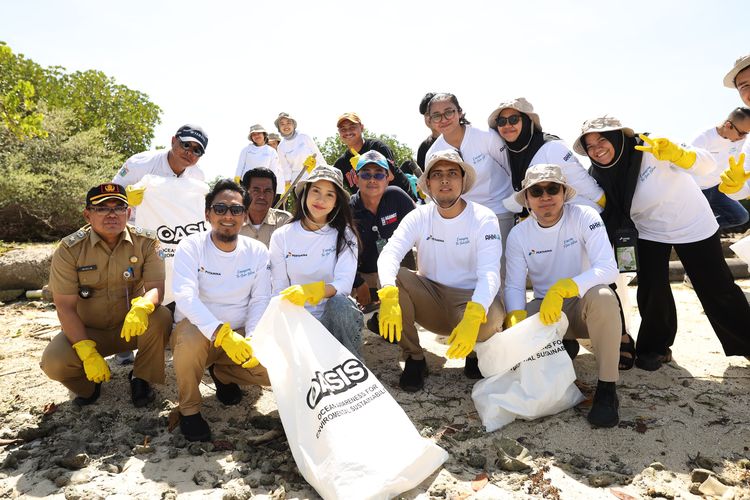 Pertamina Port Logistik Gelar Aksi Transplantasi Terumbu Karang dan Pembersihan Sampah di Kepulauan Seribu
