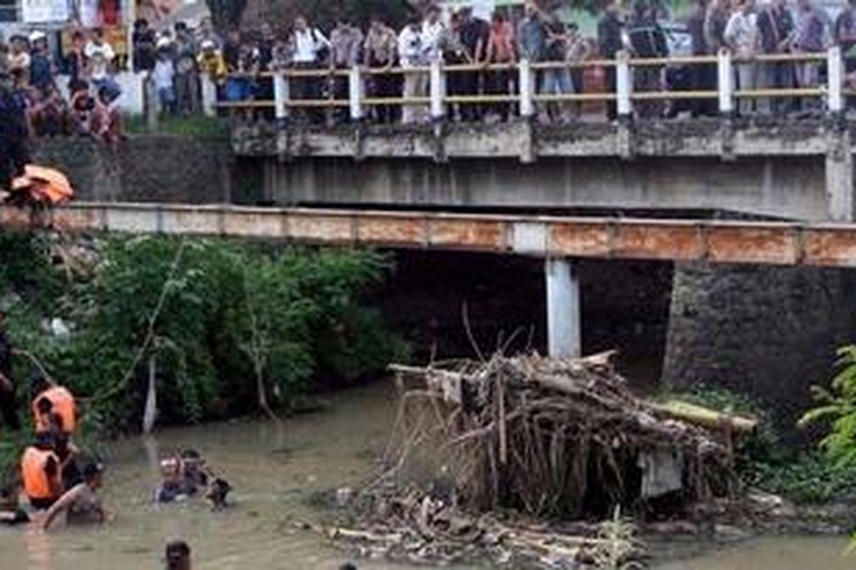 Residents look on as Mobile Brigade policemen check a river to look for more evidence of a terror act on Cirebon on April 28, 2011, in relation to a suicide bomber who blew himself up inside a mosque at a police compound during Friday prayers in Cirebon, West Java, earlier this month. Indonesians president warned that the worlds most populous Muslim-majority country was confronting a rising tide of Islamic radicalism, after a spate of hate crimes and bombings. Susilo Bambang Yudhoyono said the sprawling archipelagos cherished reputation for tolerance and pluralism was under attack by extremists bent on turning the nation of 240 million people into a strict Islamic state.