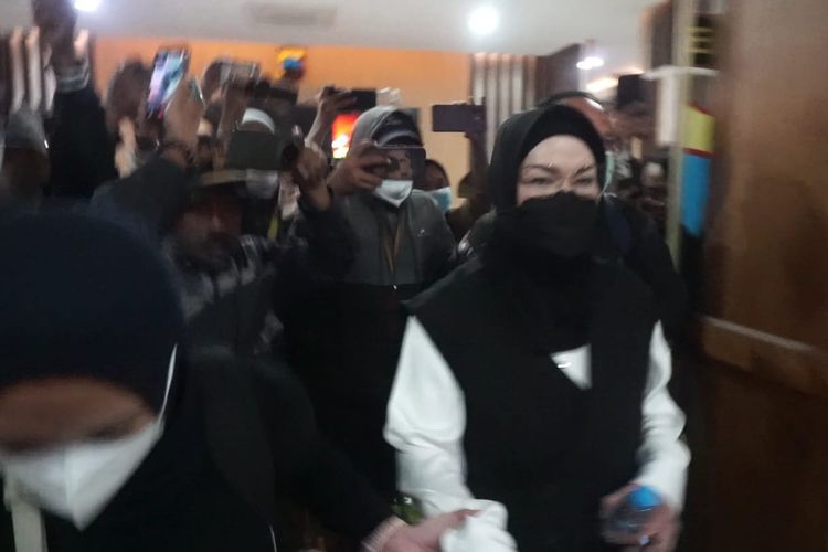 Kena OTT, Bupati Sukoharjo Etik Suryani Bersama 4 Orang Terjaring Dibawa ke Jakarta
