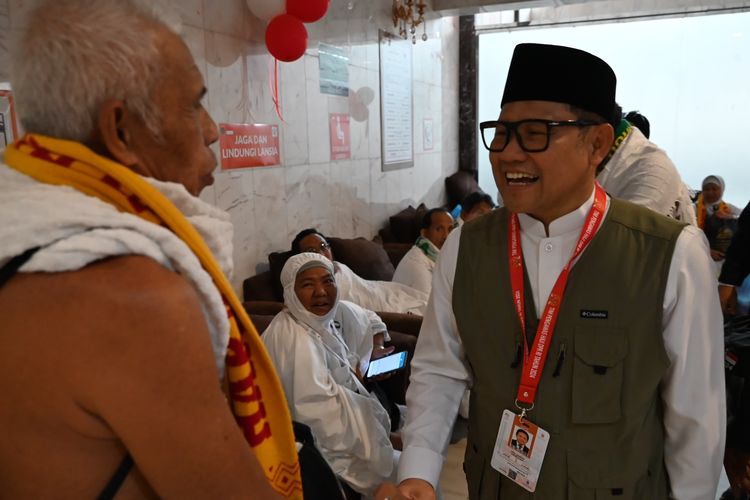 Ketua Timwas Haji DPR RI Abdul Muhaimin Iskandar saat mendatangi para jemaah haji Indonesia di Mekkah, Kamis (19/6/2024).
