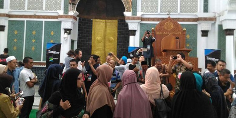 Rombongan turis Islamic Cruise MV Costa Victoria berloma-lomba foto bersama dan selfie di Masjid Raya Baiturrahman, Senin (27/11/2017). 