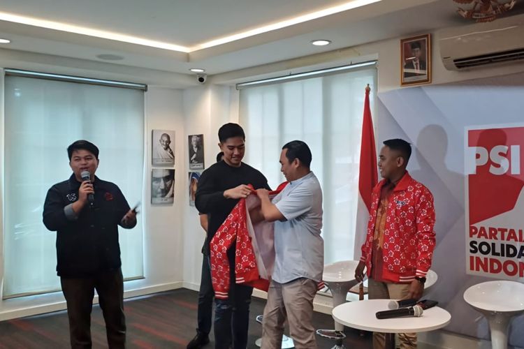 Ketua Umum Partai Solidaritas Indonesia (PSI) Kaesang Pangarep saat memasangkan jaket ke kader baru partainya, Kamis (13/6/2024).