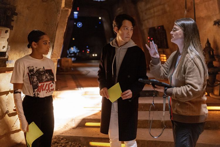 Sutradara Leslye Headland (kanan) mengarahkan aktris Amanda Stenberg (kiri) dan aktor Lee Jung Jae di lokasi syuting serial The Acolyte, yang akan ditayangkan secara eksklusif di Disney+ Hotstar.
