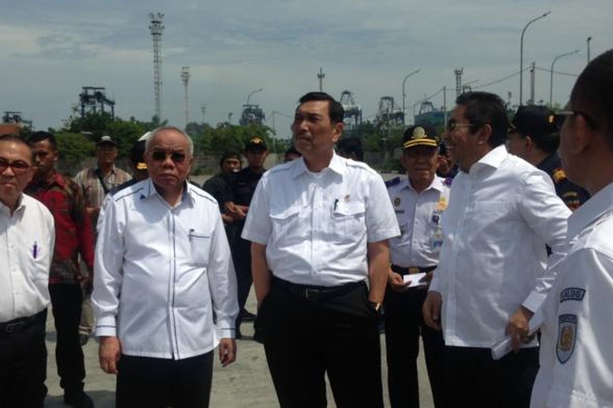 Menteri Kordinator Bidang Kemaritiman Luhut Binsar Panjaitan, Senin (23/1/2017) melakukan kunjungan kerja ke Pelabuhan Tanjung Priok, Jakarta. 