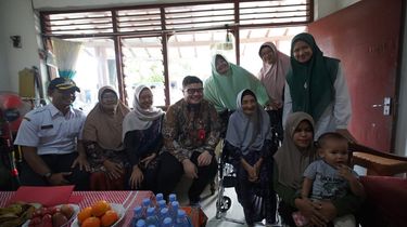 Berikan Lansia Perhatian Khusus, Mas Dhito Fasilitasi Kursi Roda Jemaah Calon Haji Tertua