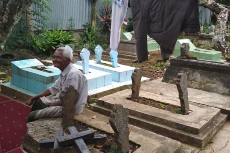 Sujono atau akrab disapa Mbah Jono (87) di komplek pemakaman Sasono Mukti di belakang Pasar Rejosari Kecamatan Tingkir, Salatiga, Jawa Tengah.