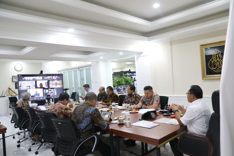 Menteri Dalam Negeri (Mendagri) Muhammad Tito Karnavian menggelar Rapat Koordinasi Sosialisasi Pembangunan Satuan Pelayanan Pemenuhan Gizi (SPPG), Persiapan Launching Koperasi Desa/Kelurahan Merah Putih, serta Perayaan Hari Ulang Tahun (HUT) ke-80 RI, secara virtual dari kediamannya, Jakarta, Jumat (18/7/2025).
