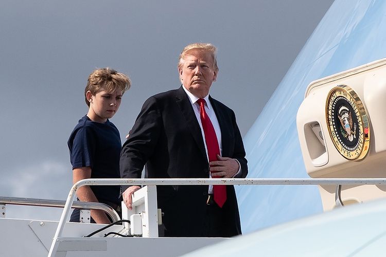 Presiden Amerika Serikat Donald Trump bersama putra bungsunya, Barron Trump, saat hendak naik ke pesawat Air Force One.