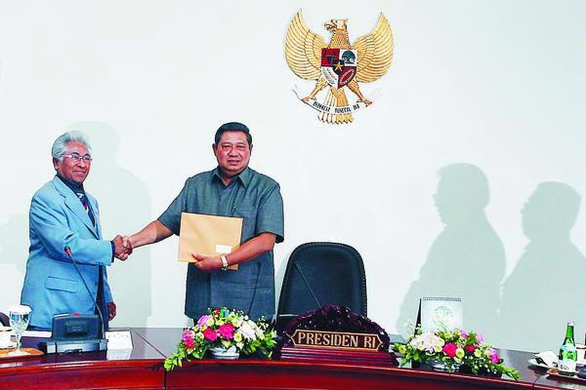 Presiden Susilo Bambang Yudhoyono menerima berkas laporan akhir dan rekomendasi dari Ketua Tim Independen Verifikasi Fakta dan Proses Hukum atas Kasus Bibit Samad Rianto dan Chandra M Hamzah (Tim Delapan) Adnan Buyung Nasution di Kantor Presiden, Jakarta, Selasa (17/11).