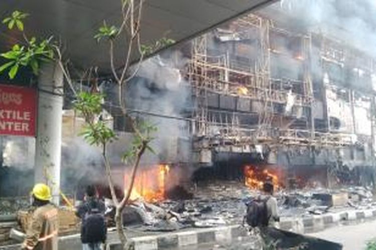 Kebakaran di pusat perbelanjaan Kings di Bandung yang sudah berlangsung dari Selasa (24/6/2014) dini hari belum juga padam hingga Selasa siang. 