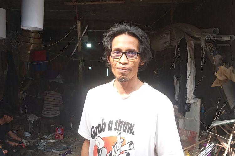 Asep, perajin lampion yang pernah membuat lampion 8 meter dan diameter 4 meter yang dibuatnya selama seminggu di Jalan Gunung Batu, Cicendo, Kota Bandung.