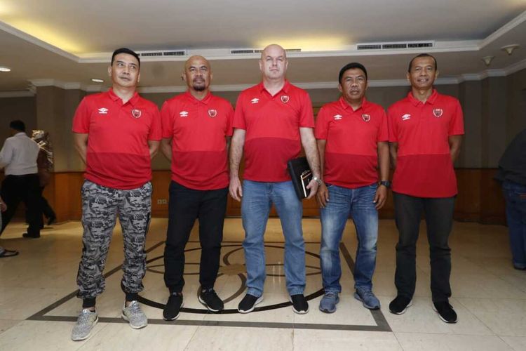 Pelatih PSM Makassar Bojan Hodak (tengah), bersama empat asistennya saat diperkenalkan manajeman di hotel Aryadutha, Makassar, Senin (6/1/2020).