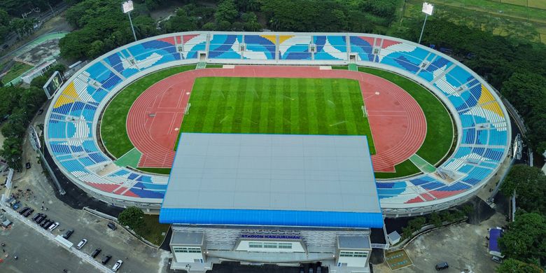 Foto udara Stadion Kanjuruhan yang selesai renovasi di Kepanjen, Kabupaten Malang, Jawa Timur, Sabtu (18/1/2025). Renovasi Stadion Kanjuruhan dengan luas 3,4 hektare dan berkapasitas 21.603 bangku yang menelan biaya Rp357,84 miliar tersebut telah selesai dan dalam proses penyerahan kepada Pemerintah Kabupaten Malang. ANTARA FOTO/Irfan Sumanjaya/rwa.