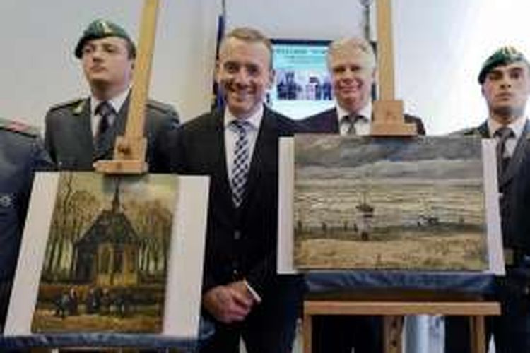 Alex Rueger, direktur Museum Van Gogh di Amsterdam, Belanda berpose bersama dua lukisan yang sempat hilang selama 14 tahun.