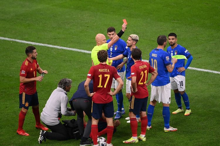 Wasit asal Rusia, Sergei Karasev, mengeluarkan kartu merah untuk bek Italia Leonardo Bonucci pada semifinal UEFA Nations League antara timnas Italia dan Spanyol yang berlangsung di Stadion San Siro, Milan, Kamis (7/10/2021) dini hari WIB.