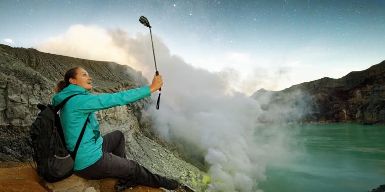 Turis selfie di Kawah Ijen, Banyuwangi