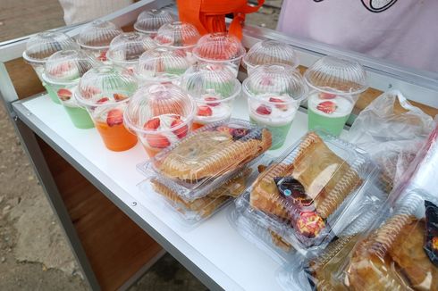 Tarik Pelanggan Anak Muda, Pedagang di Klender Jual Makanan Kekinian untuk Takjil
