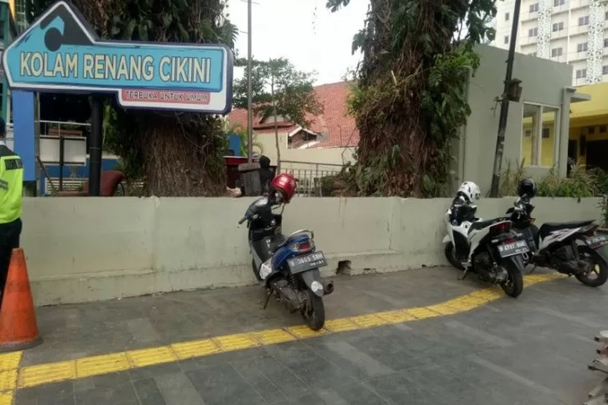 Trotoar di Jalan Cikini Raya, Jakarta Pusat, digunakan sebagai tempat parkir liar kendaraan bermotor, Selasa (29/10/2019).