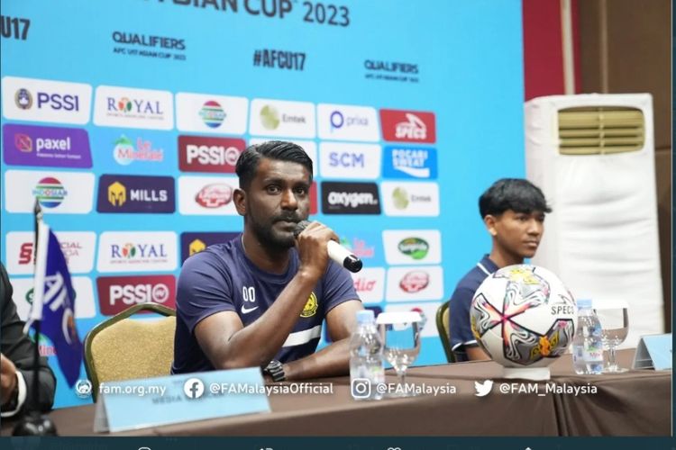 Pelatih timnas U17 Malaysia Osmera bin Omaro didampingi kapten tim Muhammad Afiq Danish memberikan keterangan menjelag laga pertama di Grup B Kualifikasi Piala Asia U17 2023 melawan Palestina di Stadion Pakansari, Bogor, Sabtu (1/10/2022).