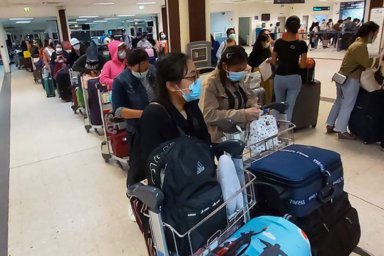 Sejumlah warga negara Indonesia (WNI) antre untuk mendaftar ketika proses repatriasi WNI di Bandar Udara Internasional Velana, Maldives, Jumat (24/4/2020). KBRI Colombo merepatriasi 335 pekerja migran Indonesia (PMI) dari Sri Lanka dan Maladewa ke Indonesia akibat pandemi Virus Corona (COVID-19).