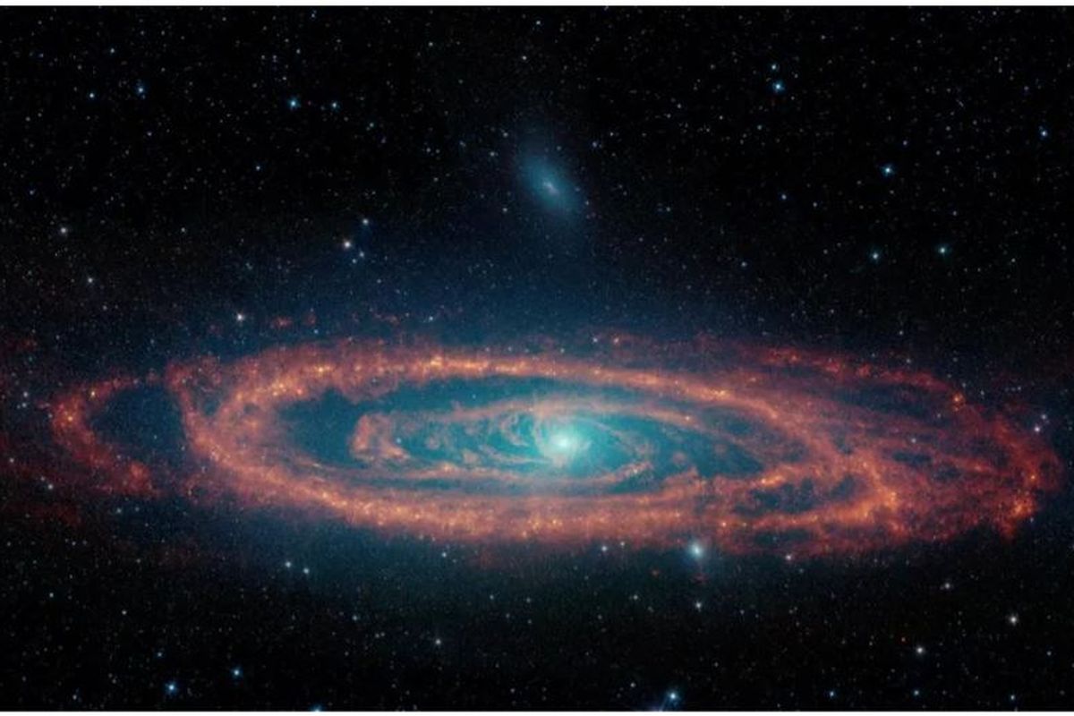 Galaksi Andromeda, yang terlihat di sini oleh teleskop luar angkasa Spitzer milik NASA, adalah galaksi besar terdekat dengan Bima Sakti ? tetapi tampaknya galaksi ini berevolusi dengan cara yang sangat berbeda, menurut data Hubble terbaru.