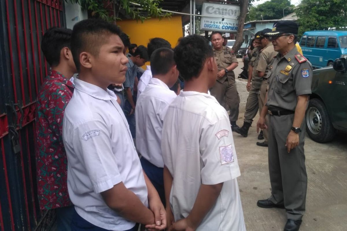 Satpol PP sedang lakukan pembinaan di Sukmajaya, Depok, Kamis (14/2/2019).