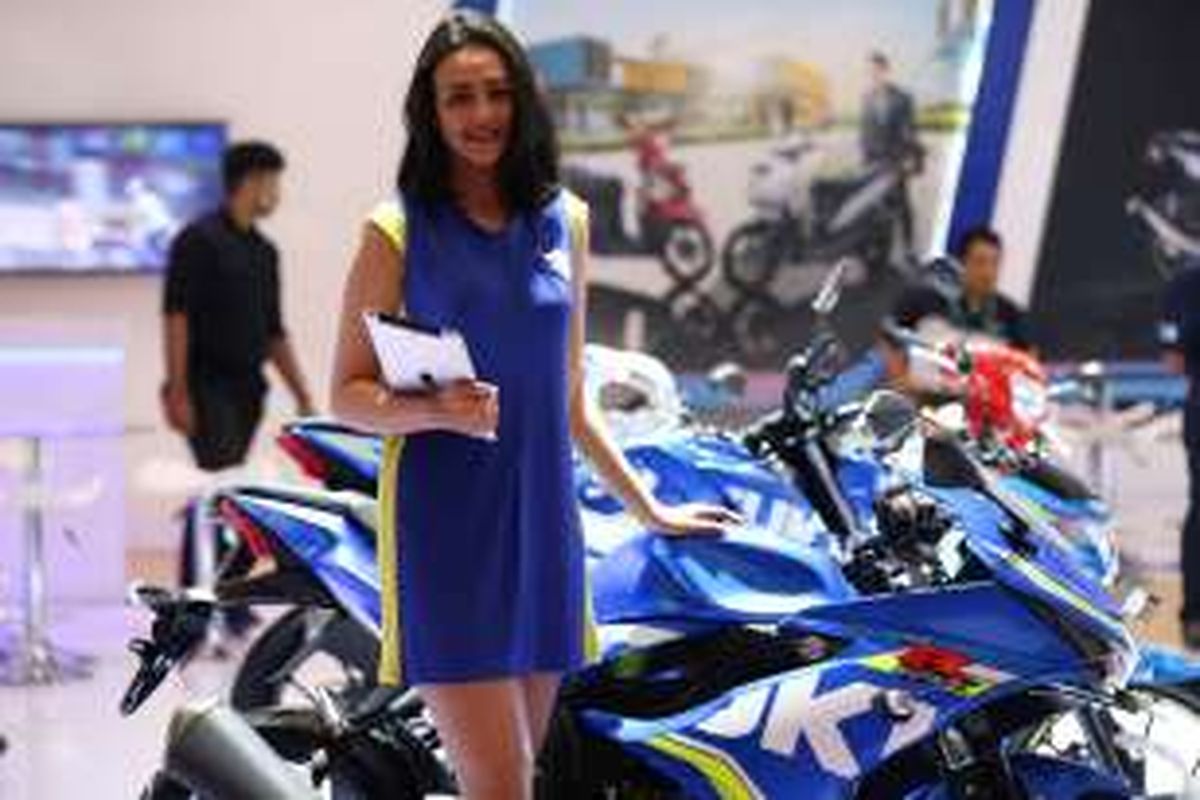 Sales promotion girl berpose saat Indonesia Motorcycle Show 2016 di Jakarta Convention Center, Kamis (3/11/2016). Pameran motor ini akan berlangsung hingga 6 November mendatang. KOMPAS IMAGES/KRISTIANTO PURNOMO