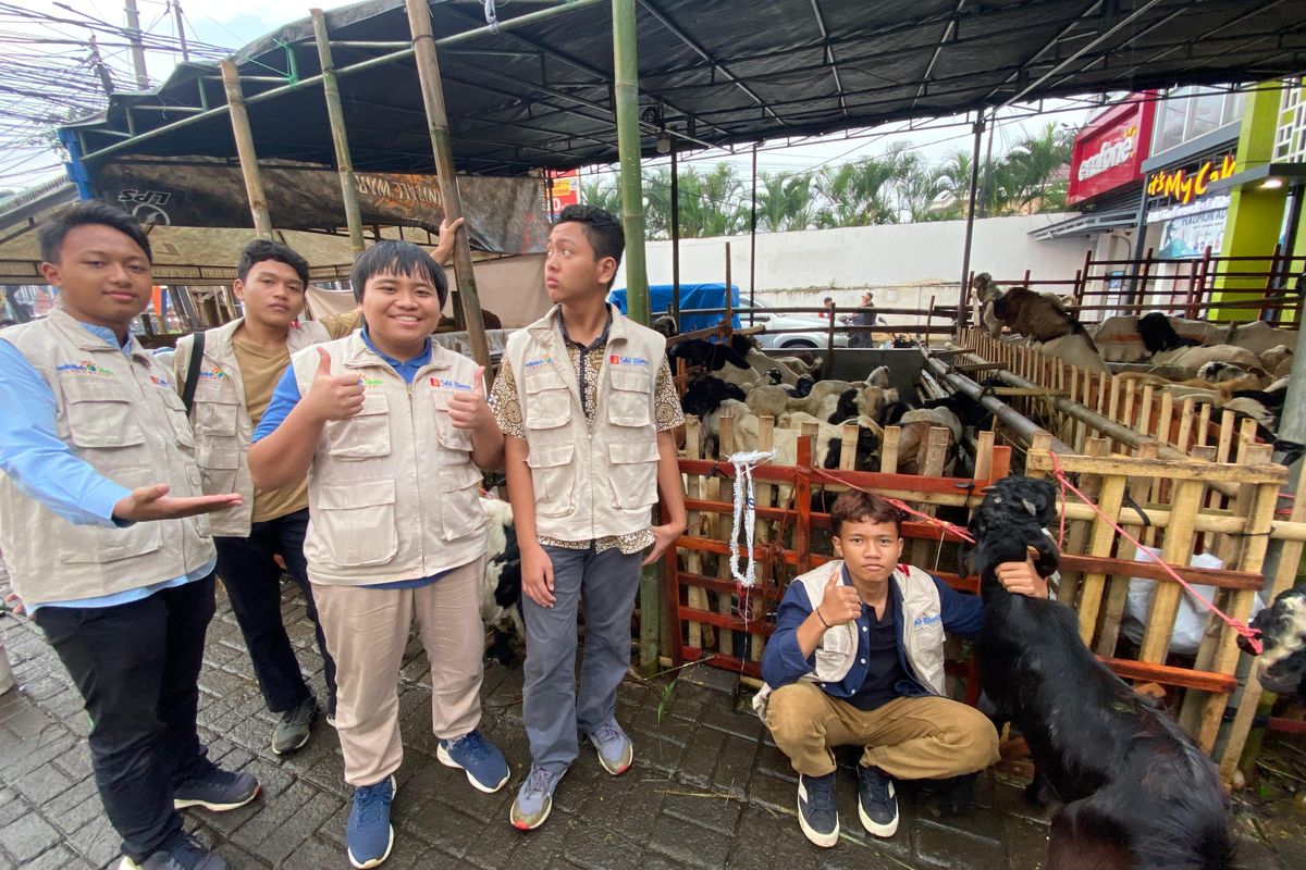 Sejumlah siswa di PKBM SAI Bless Sekolah Alam Indonesia, Depok, Jawa Barat, yang mendapatkan keuntungan hingga ratusan juta rupiah dengan berjualan hewan kurban.