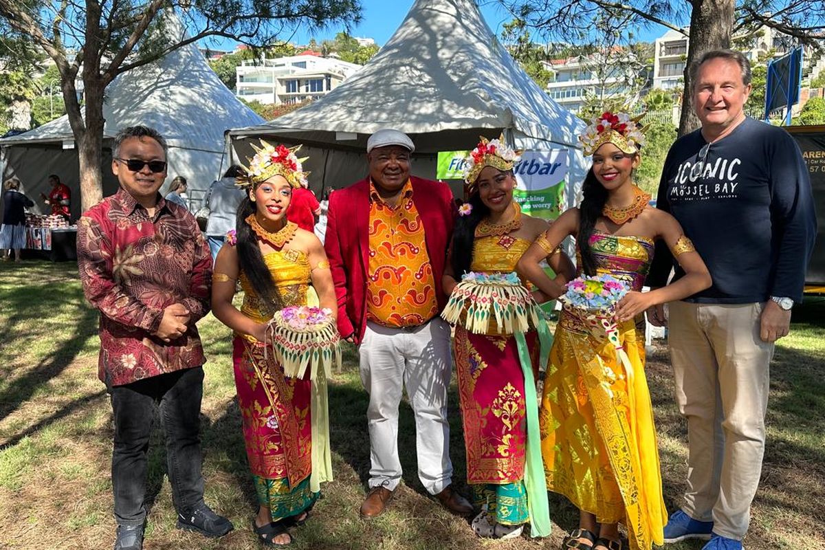 KJRI Cape Town menggelar Pasar Rakyat Indonesia atau Indonesia Folk Marketing (IFM) di Mossel Bay, Cape Town, Afrika Selatan. 
