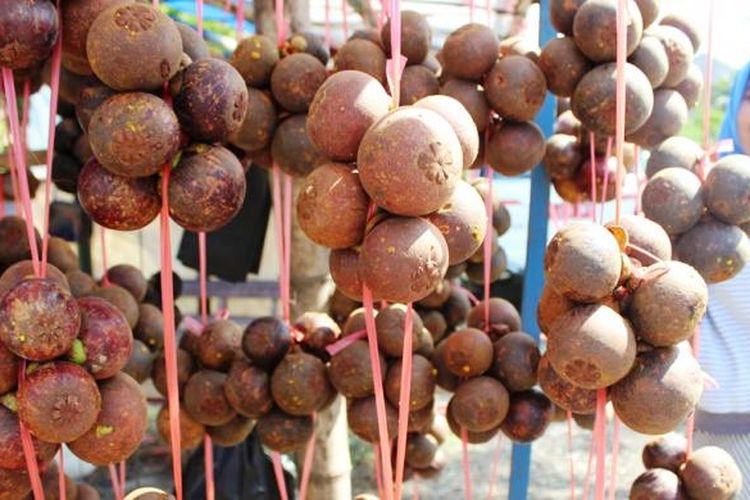 Pedagang buah manggis di Desa Ulee Glee, Kecamatan Bandar Dua, Pidie Jaya, Aceh, Rabu (18/1/2017).