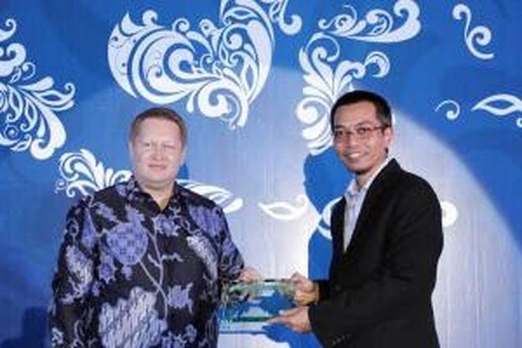 Ginandjar Alibasjah, Data Communication & IT Services Director PT Lintasarta, anak perusahaan PT Indosat (kanan) saat menerima penghargaan dari Frost & Sullivan di Jakarta (23/9/2014).